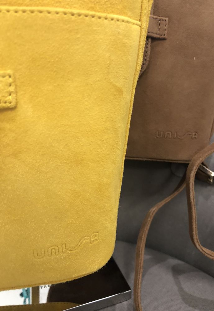 sac cuir d'agneau daim moutarde & kamel gravé UNISA