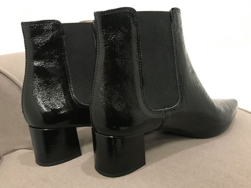 A vendre Bottines pointues vernis noires en cuir d’agneau