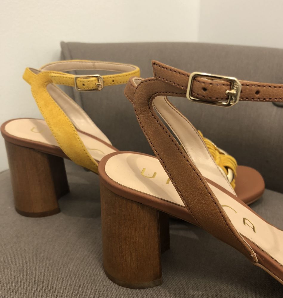 Sandales à talons avec boucle & et fermeture à la cheville moutarde Daim et kamel cuir lisse