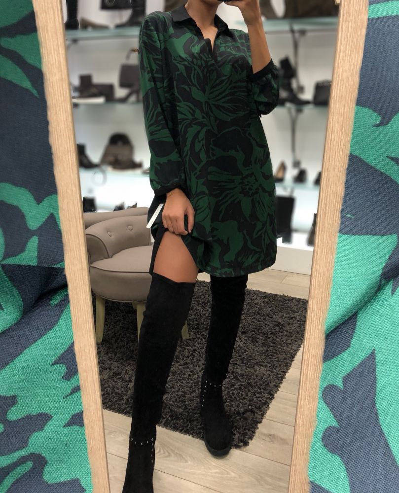 robe verte et noire en col V au niveau du genoux et cuissardes noires en cuir