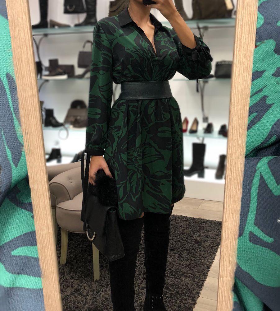 robe verte et noire imprimé ceinturé cuir col V cuissardes à clous