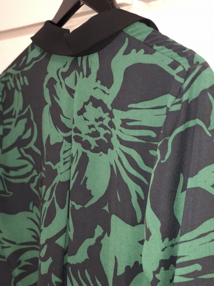 robe verte et noire tissu fluide  col noir en V