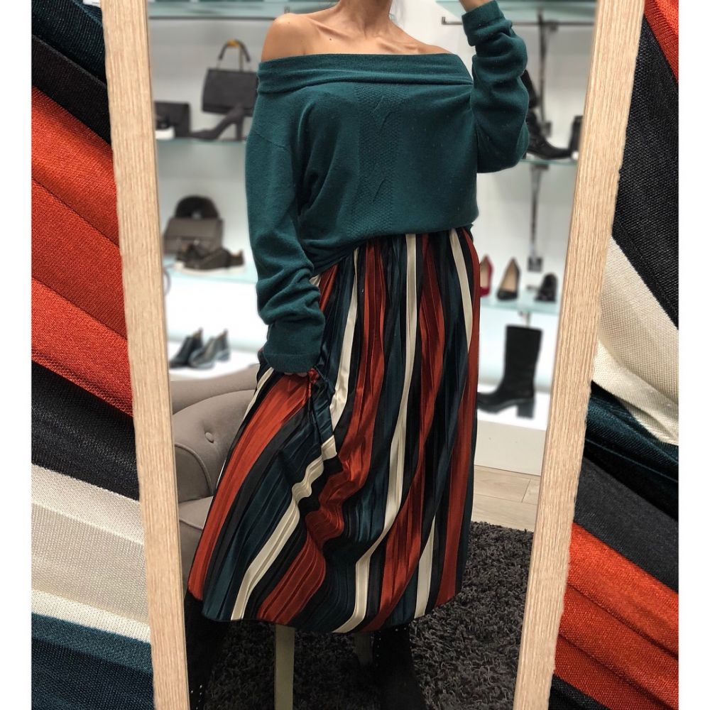 pull epaules bleu vert jupe longu eplisse imprime ecru noir cuivre et vert