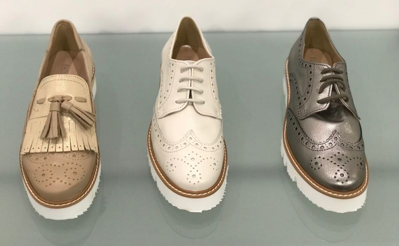 DERBIES en cuir d’agneau à semelle blanche